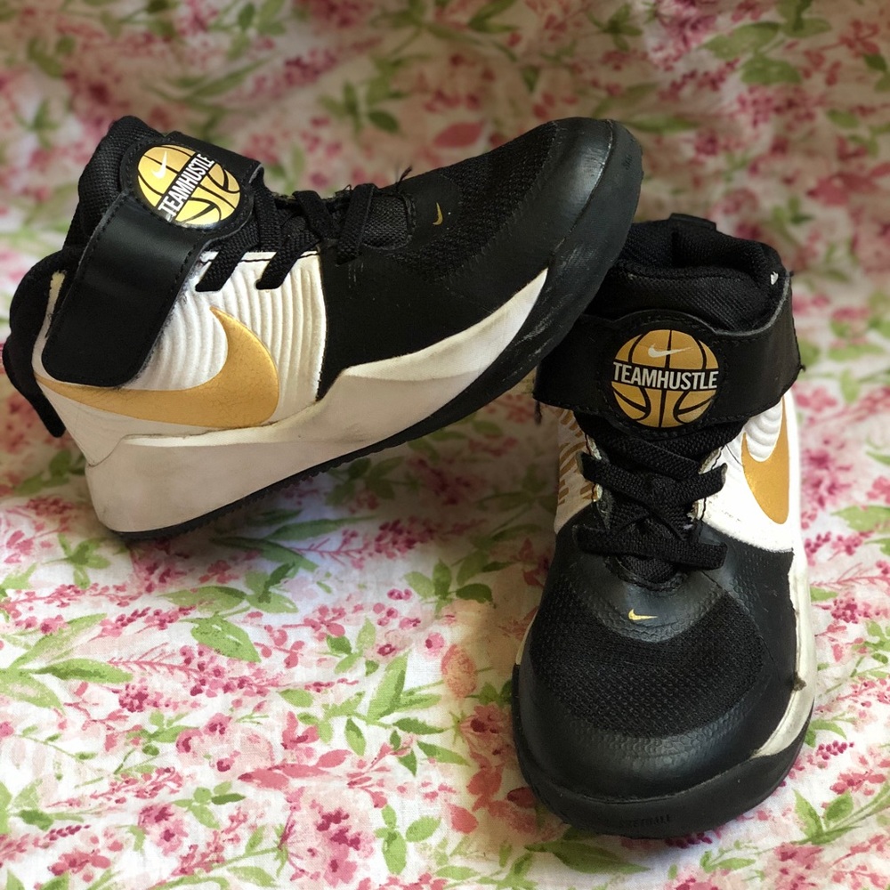 Nike Team Hustle Boys Basketball Shoes